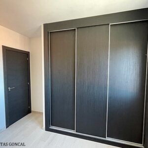 Armario de puertas correderas y puerta de interior